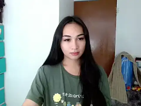 Snapshot of SweetLilly_18 chatting on 12-14-24, 08:18 SweetLilly 18 online show from 12-14-24, 08:18