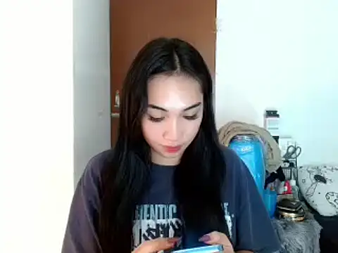 Snapshot of SweetLilly_18 chatting on 12-20-24, 03:21 SweetLilly 18 online show from 12-20-24, 03:21