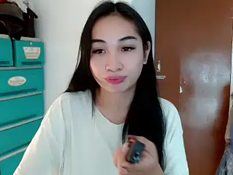 Snapshot of SweetLilly_18 chatting on 12-23-24, 06:37 SweetLilly 18 online show from 12-23-24, 06:37