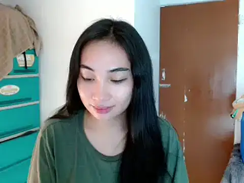 Snapshot of SweetLilly_18 chatting on 01-05-25, 03:22 SweetLilly 18 online show from 01-05-25, 03:22