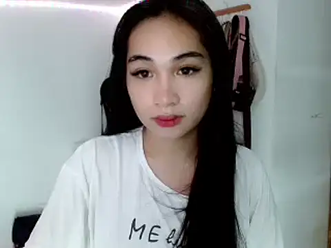 Snapshot of SweetLilly_18 chatting on 02-18-25, 11:33 SweetLilly 18 online show from 02-18-25, 11:33