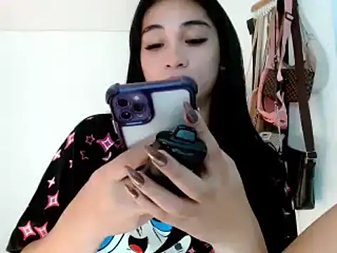 Snapshot of SweetLilly_18 chatting on 02-19-25, 03:05 SweetLilly 18 online show from 02-19-25, 03:05