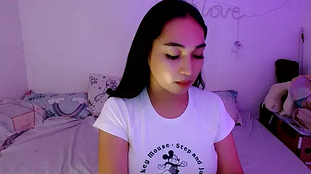 Snapshot of SweetLilly_18 chatting on 09-14-25, 04:33 SweetLilly 18 online show from 09-14-25, 04:33