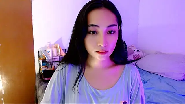 Snapshot of SweetLilly_18 chatting on 10-20-25, 02:12 SweetLilly 18 online show from 10-20-25, 02:12