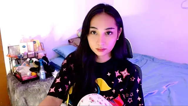 Snapshot of SweetLilly_18 chatting on 11-11-25, 02:55 SweetLilly 18 online show from 11-11-25, 02:55