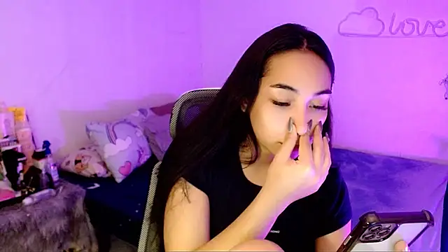 Snapshot of SweetLilly_18 chatting on 12-18-25, 03:45 SweetLilly 18 online show from 12-18-25, 03:45