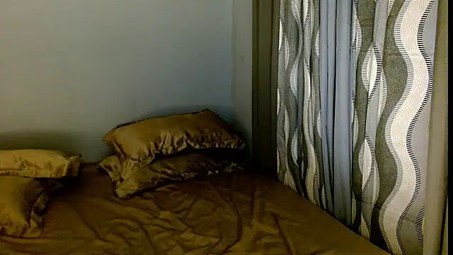 Snapshot of SweetLilly_18 chatting on 03-10-26, 04:06 SweetLilly 18 online show from 03-10-26, 04:06