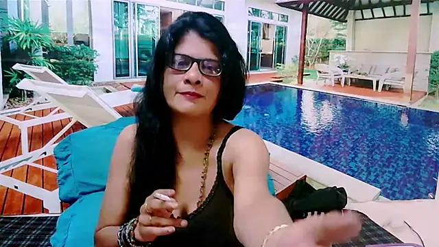 Snapshot of IndianAllure chatting on 01-21-25, 06:33 IndianAllure online show from 01-21-25, 06:33