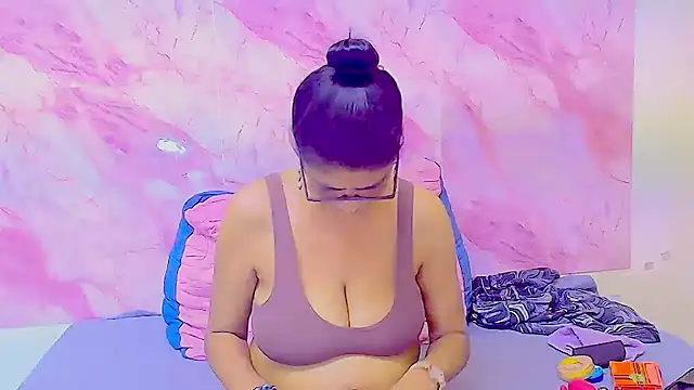 Snapshot of IndianAllure chatting on 10-14-25, 05:30 IndianAllure online show from 10-14-25, 05:30