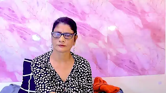 Snapshot of IndianAllure chatting on 10-20-25, 05:30 IndianAllure online show from 10-20-25, 05:30