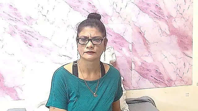 Snapshot of IndianAllure chatting on 10-28-25, 05:33 IndianAllure online show from 10-28-25, 05:33