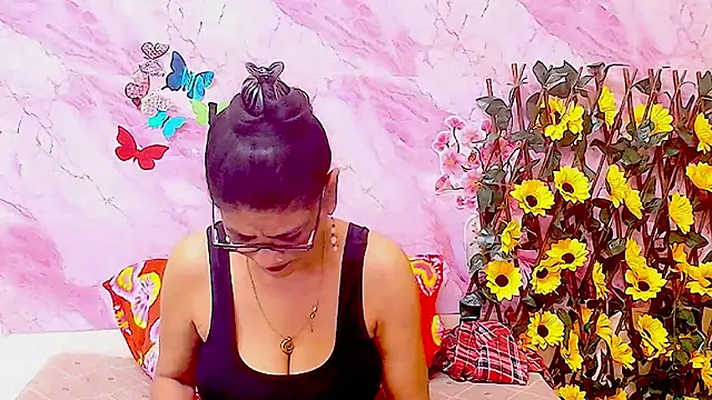 Snapshot of IndianAllure chatting on 12-04-25, 05:39 IndianAllure online show from 12-04-25, 05:39