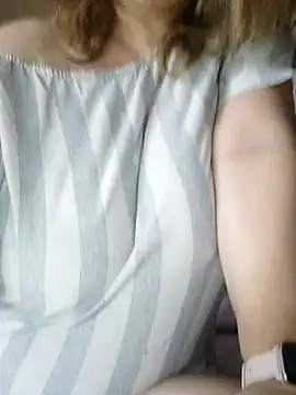 Snapshot of Elza01 chatting on 02-15-26, 07:27 Elza01 online show from 02-15-26, 07:27