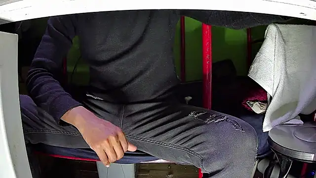 Snapshot of Walltaz chatting on 10-29-25, 04:48 Walltaz online show from 10-29-25, 04:48