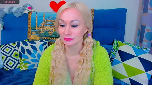 Snapshot of EllenMoore chatting on 01-13-25, 05:44 EllenMoore online show from 01-13-25, 05:44