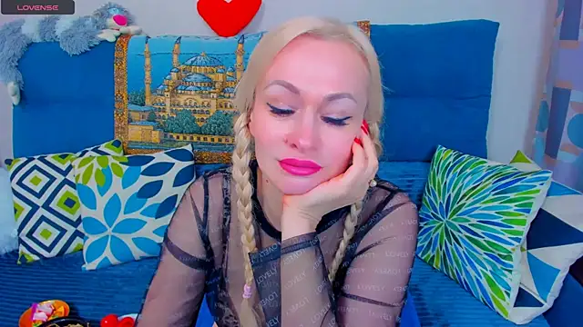 Snapshot of EllenMoore chatting on 01-16-25, 02:30 EllenMoore online show from 01-16-25, 02:30
