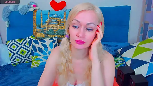 Snapshot of EllenMoore chatting on 02-06-25, 02:44 EllenMoore online show from 02-06-25, 02:44