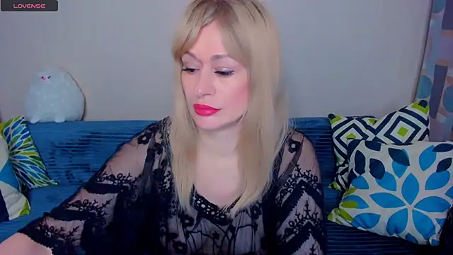 Snapshot of EllenMoore chatting on 04-24-26, 03:09 EllenMoore online show from 04-24-26, 03:09