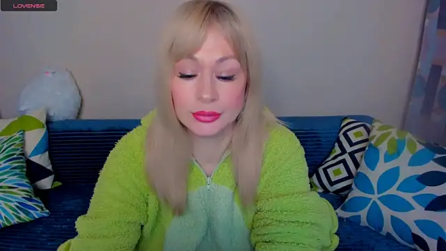 Snapshot of EllenMoore chatting on 04-28-26, 03:11 EllenMoore online show from 04-28-26, 03:11