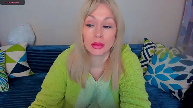 Snapshot of EllenMoore chatting on 04-29-26, 03:10 EllenMoore online show from 04-29-26, 03:10