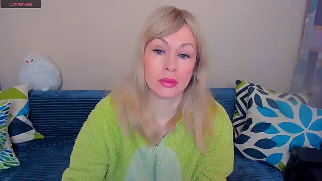 Snapshot of EllenMoore chatting on 05-01-26, 03:11 EllenMoore online show from 05-01-26, 03:11