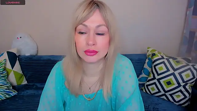 Snapshot of EllenMoore chatting on 05-02-26, 03:11 EllenMoore online show from 05-02-26, 03:11