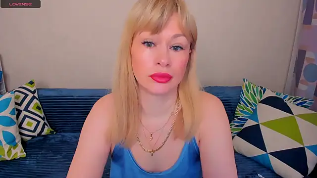 Snapshot of EllenMoore chatting on 05-08-26, 03:12 EllenMoore online show from 05-08-26, 03:12