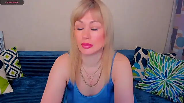 Snapshot of EllenMoore chatting on 05-09-26, 03:12 EllenMoore online show from 05-09-26, 03:12