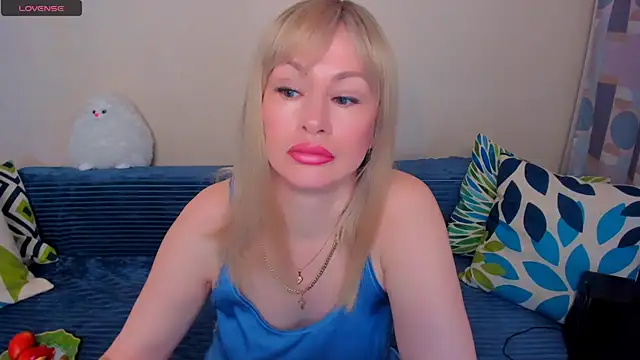Snapshot of EllenMoore chatting on 05-20-26, 03:13 EllenMoore online show from 05-20-26, 03:13