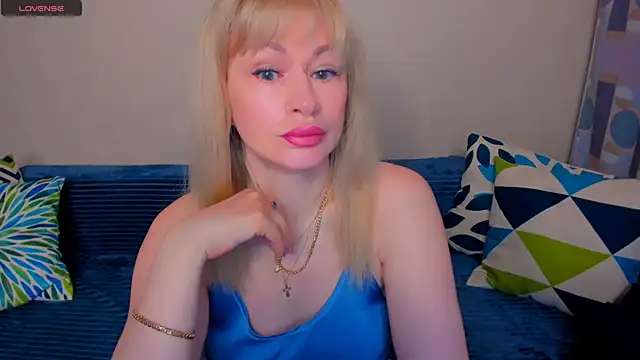 Snapshot of EllenMoore chatting on 05-23-26, 03:12 EllenMoore online show from 05-23-26, 03:12
