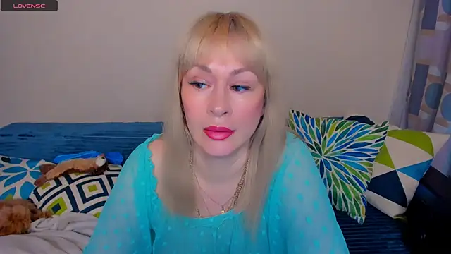 Snapshot of EllenMoore chatting on 06-01-26, 03:08 EllenMoore online show from 06-01-26, 03:08