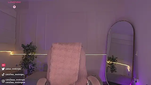 CATALINA RESTREPO online show from 12-14-25, 01:11