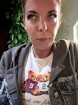 Snapshot of Almmaxxxx chatting on 09-17-25, 05:25 Almmaxxxx online show from 09-17-25, 05:25