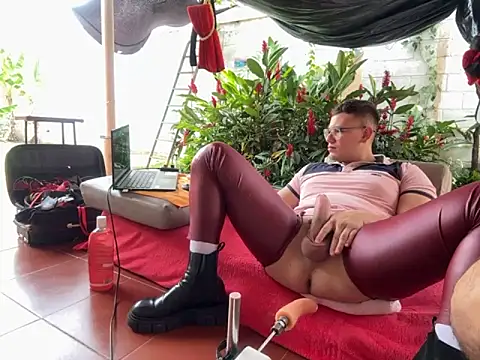 Snapshot of simon_and_david chatting on 09-18-25, 04:31 simon and david online show from 09-18-25, 04:31