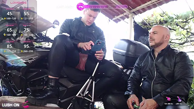 Snapshot of simon_and_david chatting on 11-05-25, 10:10 simon and david online show from 11-05-25, 10:10