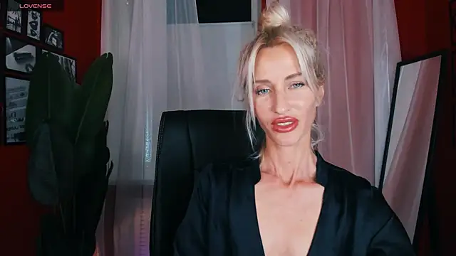 Snapshot of CindySw chatting on 09-13-25, 10:37 CindySw online show from 09-13-25, 10:37