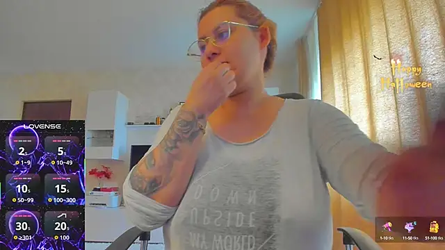 Snapshot of hot_evil_queen chatting on 10-23-25, 07:51 hot evil queen online show from 10-23-25, 07:51