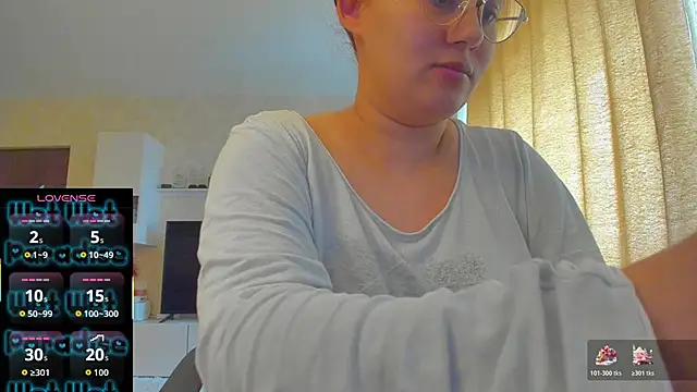 Snapshot of hot_evil_queen chatting on 11-19-25, 09:42 hot evil queen online show from 11-19-25, 09:42