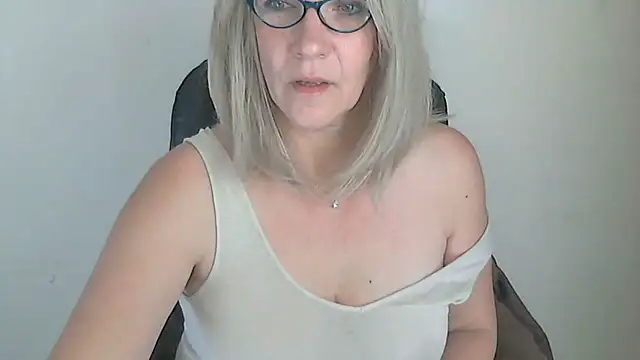 Snapshot of -K-- chatting on 11-28-25, 10:29 -K-- online show from 11-28-25, 10:29