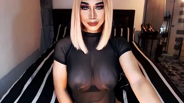 Snapshot of MassiveCockxMistress chatting on 04-10-26, 01:00 MassiveCockxMistress online show from 04-10-26, 01:00