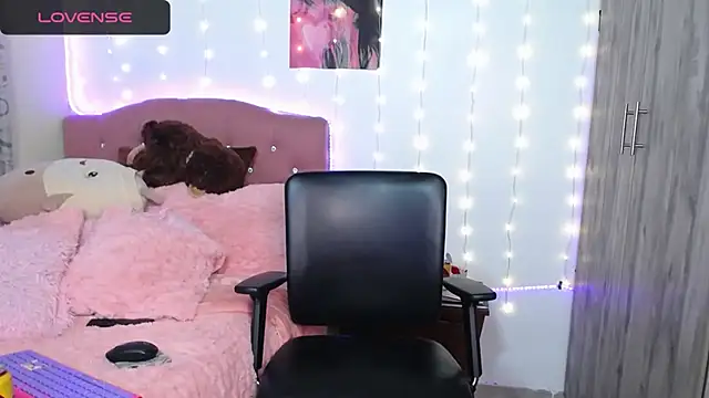 Snapshot of camy_doll chatting on 12-14-25, 01:11 camy doll online show from 12-14-25, 01:11