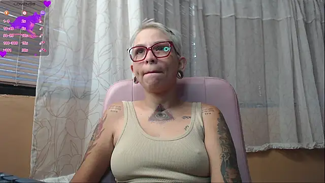 Snapshot of moon_cat85 chatting on 06-23-26, 12:25 moon cat85 online show from 06-23-26, 12:25
