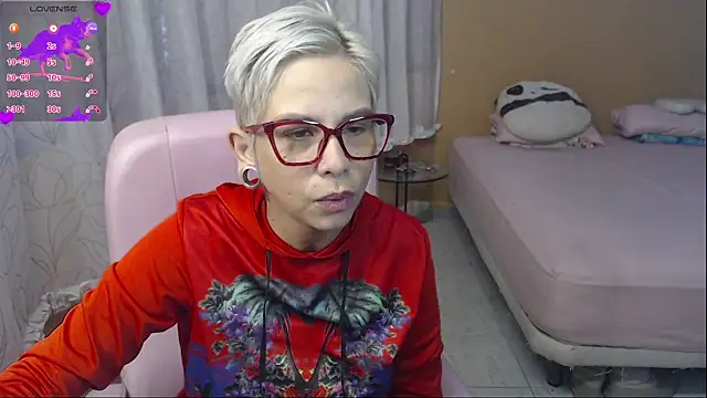 Snapshot of moon_cat85 chatting on 07-08-26, 01:15 moon cat85 online show from 07-08-26, 01:15