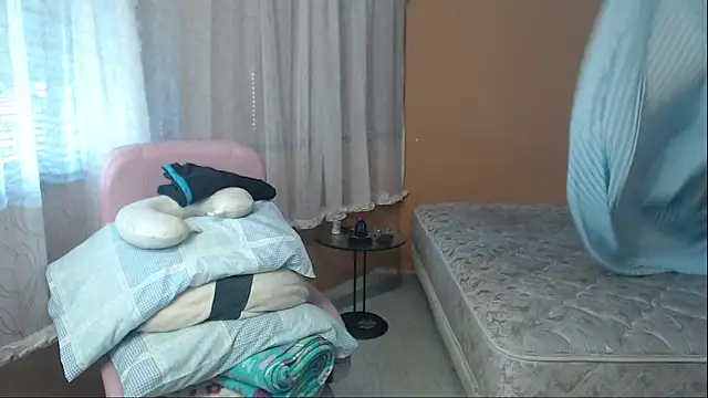 Snapshot of moon_cat85 chatting on 07-13-26, 04:43 moon cat85 online show from 07-13-26, 04:43