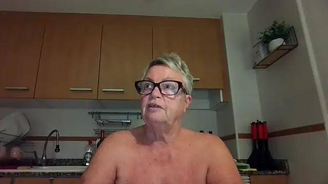 GrannyChrissy68 online show from 09-28-25, 06:35