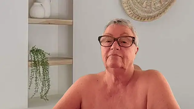 GrannyChrissy68 online show from 05-28-26, 12:46