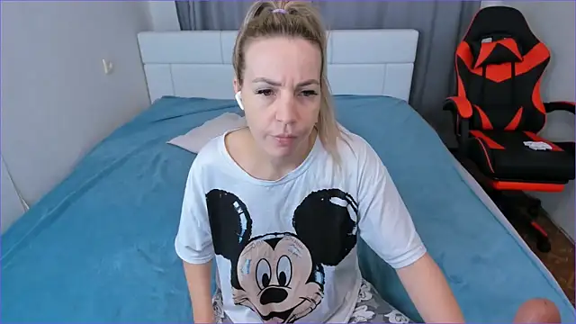 DreamGirl225 online show from 10-22-25, 07:30