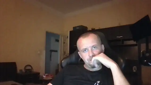 Snapshot of MrWhitePL chatting on 07-31-26, 06:18 MrWhitePL online show from 07-31-26, 06:18