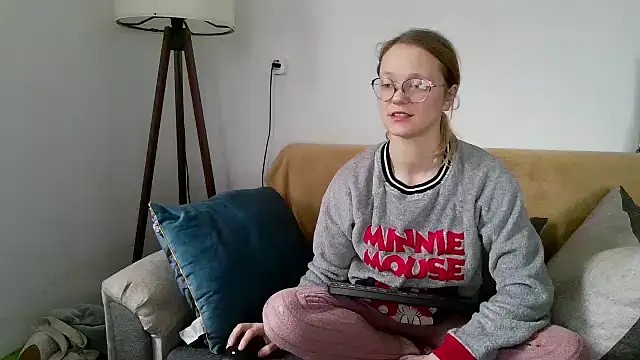 Snapshot of little-leni chatting on 12-16-25, 08:41 little-leni online show from 12-16-25, 08:41