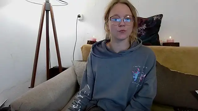 Snapshot of little-leni chatting on 01-17-26, 09:18 little-leni online show from 01-17-26, 09:18